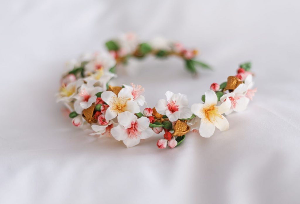corona de novia flor tropical porcelana fría