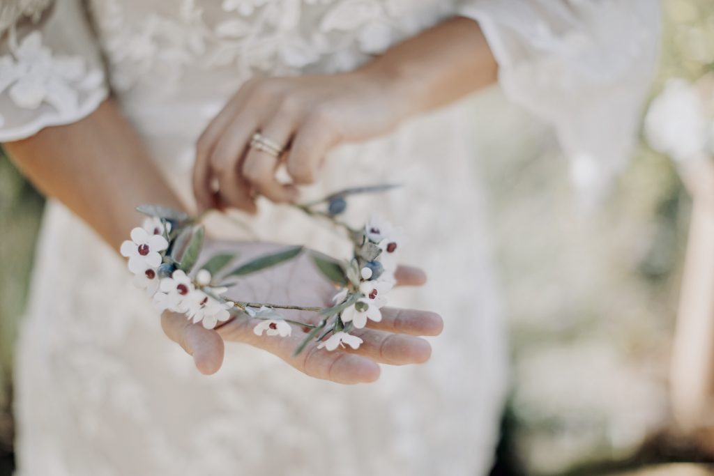 tocado de novia en porcelna fría con flores de cera y hojas de olivo
