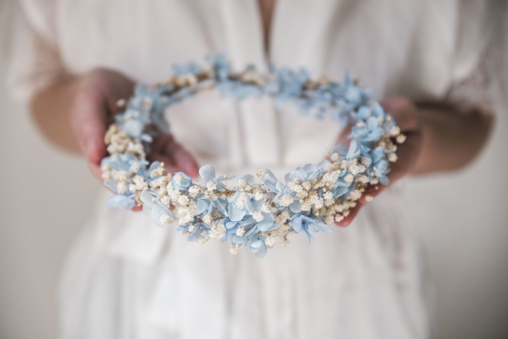 corona de novia de flores preservadas azul y blanco