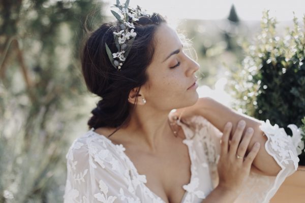 tocado de novia con flores de cera y hojas de olivo de porcelana fría