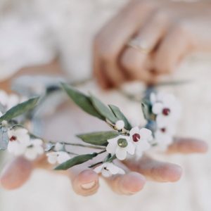 Tocado de novia en porcelana fría de hojas de olivo y flores de cera