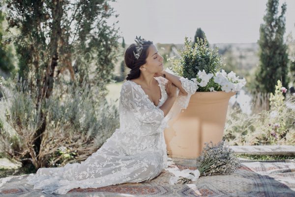 tocado de novia con flores de cera y hojas de olivo en porcelana fría