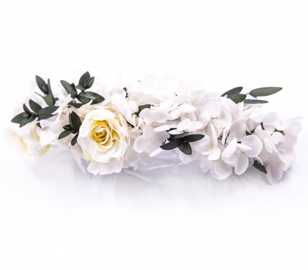 Tocado de novia con rosas y hortensias preservdas blancas y hojas de eucalipto.
